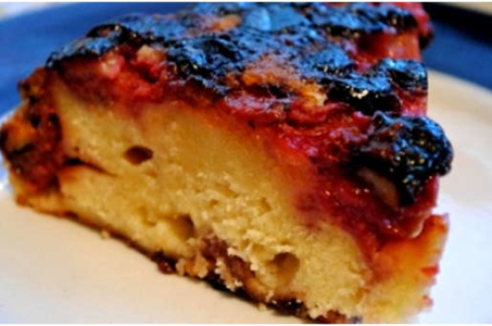Рецепт быстрого пирога с ягодами, испеченного в мультиварке