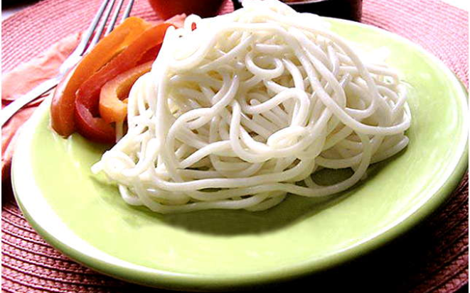 Аппетитные спагетти с простым соусом в мультиварке
