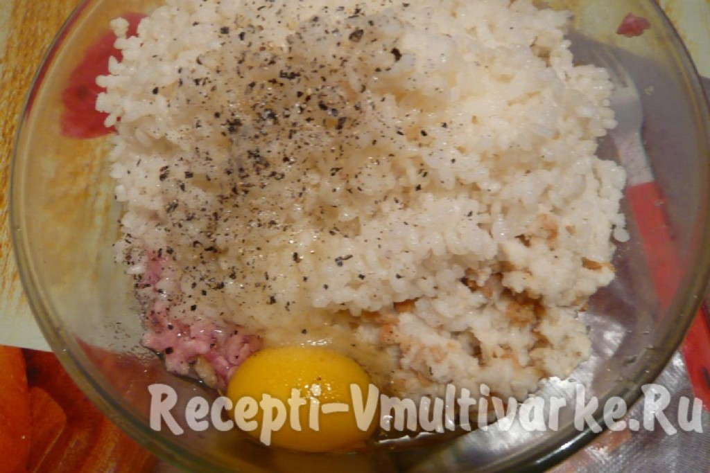 добавить яйцо в рис и фарш