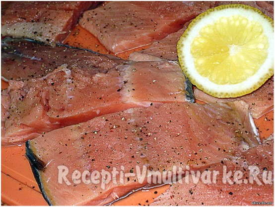 нарезать рыбу средними кусочками и добавить лимон