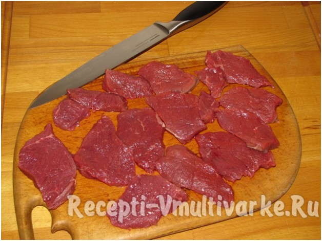 мелко нарезать мясо на доске