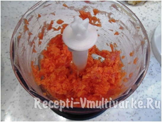 мелко порубить морковь в блендере