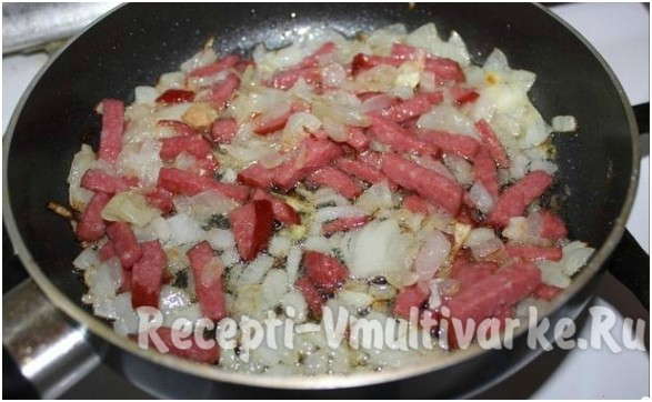 мелко нарезать колбасу и лук