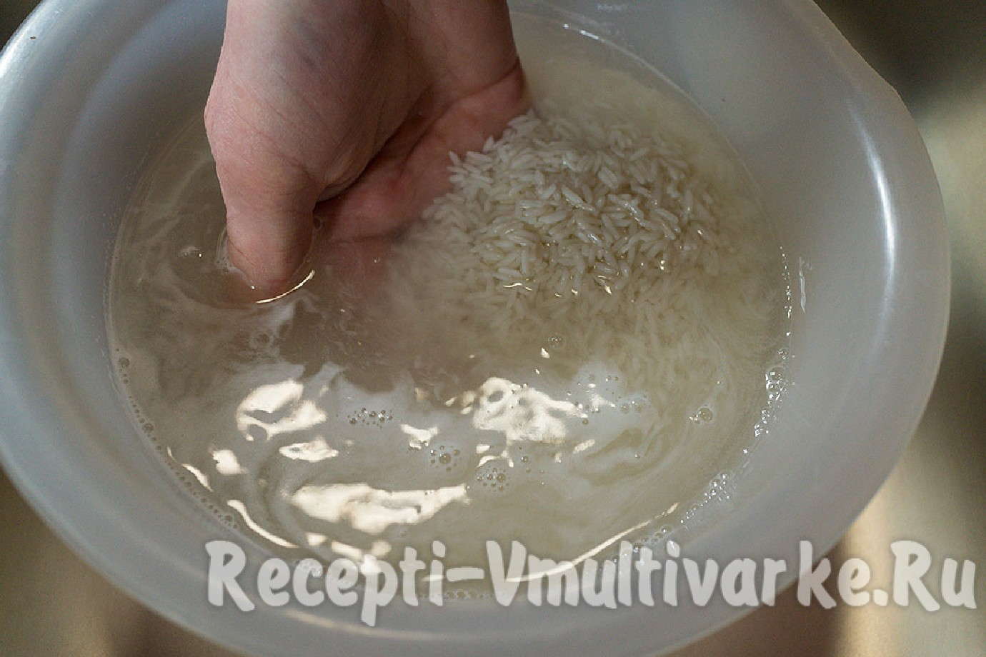 Какой водой заливают рис холодной или горячей. Промывание круп. Промывание риса. Промыть рис. Рис промыть водой.