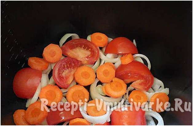 нарезать помидоры, морковь и лук