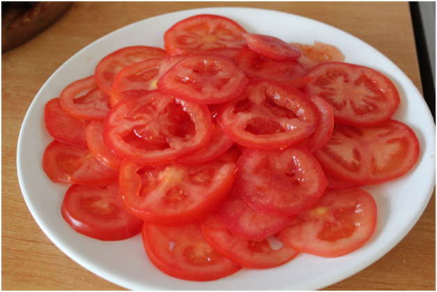 нарежьте помидоры