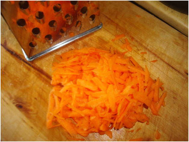 начистить и порезать морковь