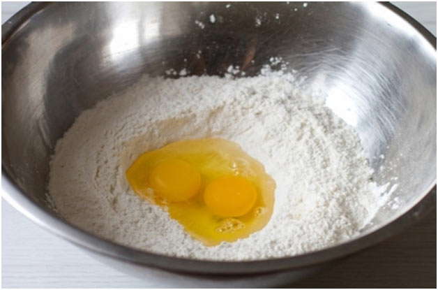 добавить яйца в муку