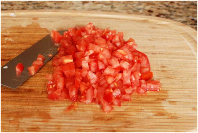нарезать помидор кубиками