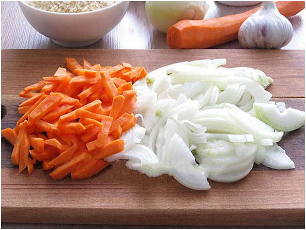 порезать лук и морковь