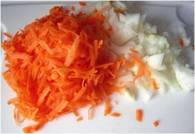 почистить морковь и лук