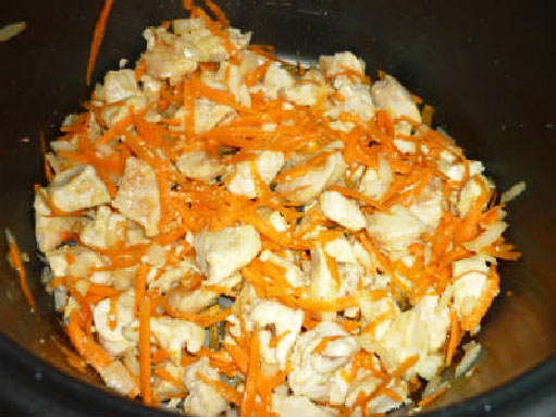 добавить лук и морковь
