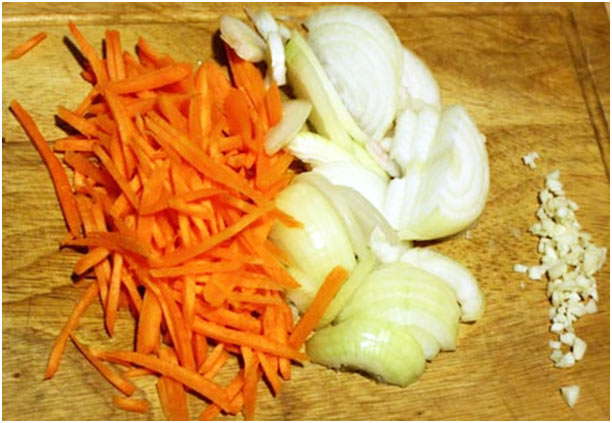 порезать лук и морковь