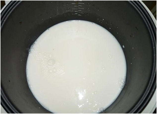 налить молоко