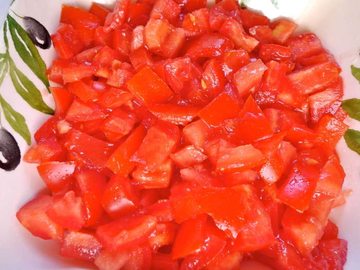 нарезать помидор