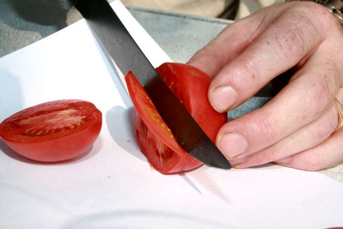 нарезать помидор