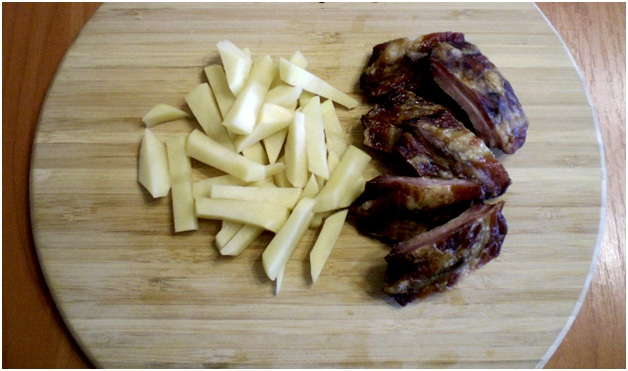 нарезать мясо и картофель