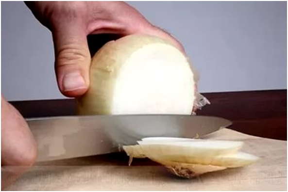 нарезать луковицу
